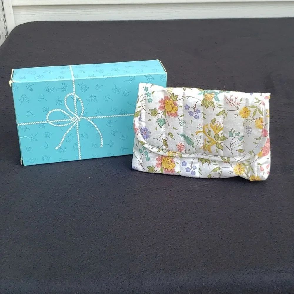 New in Box Vintage Avon Country Flowers Beauty Makeup Bag